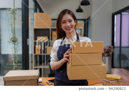 Asian SME business woman working at home office. online shopping concept 94290921