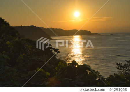 Rokkozaki dyed in the setting sun Suzu City, Ishikawa Prefecture 94291068