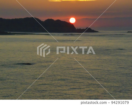 Beautiful sunset at Cape Rokkozaki, Suzu City, Ishikawa Prefecture (aerial photography by drone) Beautiful sunset at Cape Rokkozaki, Suzu City, Ishikawa Prefecture (aerial photography by drone) 94291079