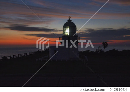 Beautiful sunrise and Rokkozaki lighthouse (signal lighthouse) Suzu City, Ishikawa Prefecture Beautiful sunrise and Rokkozaki lighthouse (signal lighthouse) Suzu City, Ishikawa Prefecture 94291084