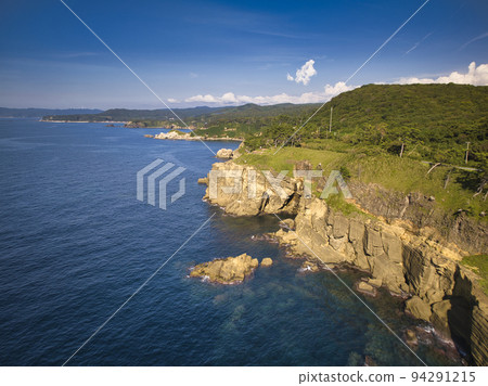 石川縣志賀町美麗的大海和薄薄的懸崖(無人機航拍) 石川縣志賀町美麗的大海和薄薄的懸崖(無人機航拍) 94291215