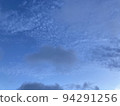 漂浮在秋天天空的雲彩 94291256