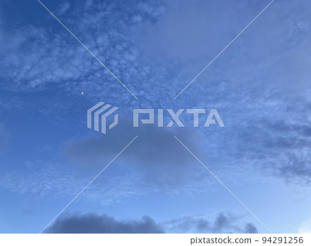 漂浮在秋天天空的雲彩 漂浮在秋天天空的雲彩 94291256