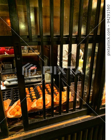 由工匠新鮮出爐的章魚燒 由工匠新鮮出爐的章魚燒 94291560