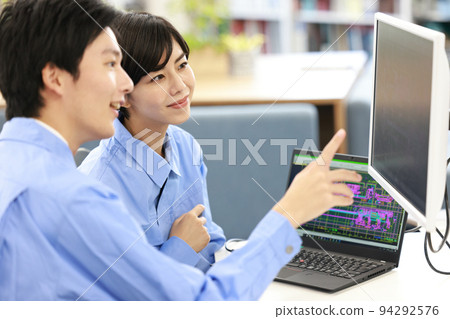 一位女設計師正在接受一位資深員工關於 CAD 工作的講座_2 一位女設計師正在接受一位資深員工關於 CAD 工作的講座_2 94292576