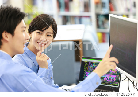 一位女設計師正在接受一位資深員工關於 CAD 工作的講座_3 94292577