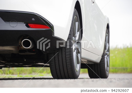 輪胎圖片：汽車低角度 94292607