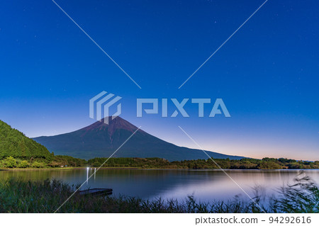 （靜岡縣）黎明前的狸湖和富士山 94292616