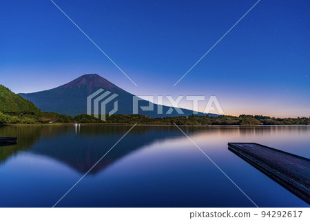 (Shizuoka Prefecture) Lake Tanuki and Mt. Fuji before dawn 94292617