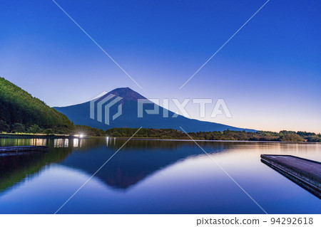 (Shizuoka Prefecture) Lake Tanuki and Mt. Fuji before dawn 94292618