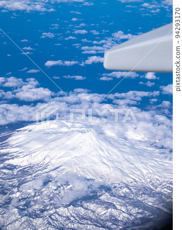 從飛機上看到的白雪皚皚的鳥海山漂浮在雲層之上 94293170