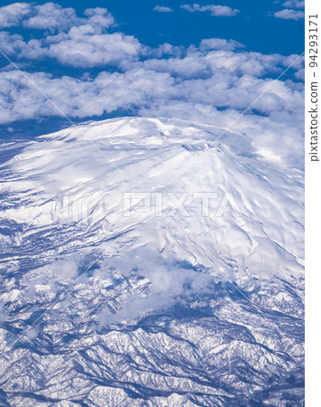 從飛機上看到的白雪皚皚的鳥海山漂浮在雲層之上 94293171