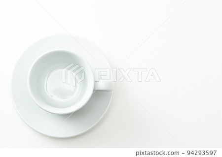杯子和碟子白色背景 94293597