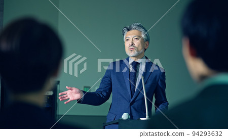 舞台上的男人和觀眾研討會演示文稿 94293632