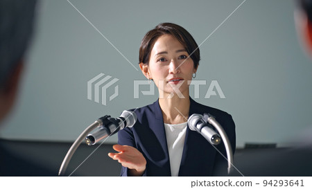 新聞發布會上的女人 94293641