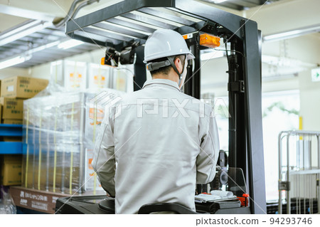 配送倉庫中駕駛叉車的合格男員工 94293746