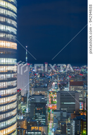 東京晴空塔的夜景和夜空中閃耀的光芒 | 攝於東京都港區 94294688