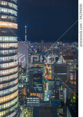 A night view of Tokyo Skytree and a blanket of light shining in the night sky | Taken from Minato-ku, Tokyo 94294690