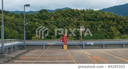 商業設施屋頂停車場風景(2) 94295303