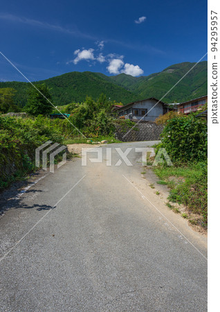 The clear sky and the scenery of the country road, the village scenery of Fujikawa-cho The clear sky and the scenery of the country road, the village scenery of Fujikawa-cho 94295957