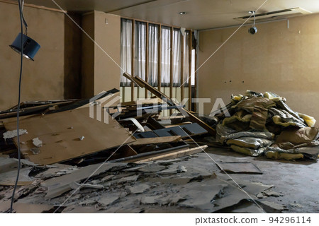 倒塌的瓦礫，拆除工作，災難現場 94296114
