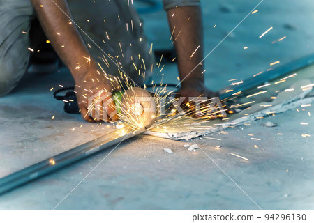 工匠用電動圓鋸切割鋼架 94296130