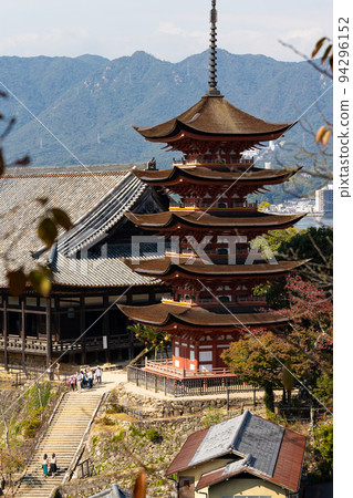 EOSR6.廣島宮島，遊客和五層寶塔。 94296152