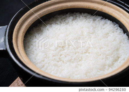 在陶罐中煮熟的新鮮米飯 在陶罐中煮熟的新鮮米飯 94296280
