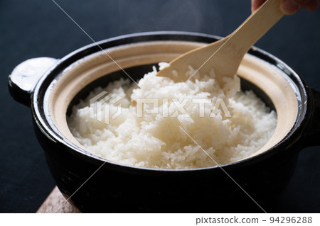 在陶罐中煮熟的新鮮米飯 94296288