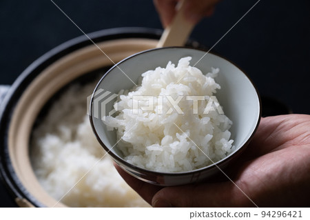 在陶罐中煮熟的新鮮米飯 94296421