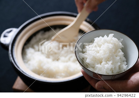 在陶罐中煮熟的新鮮米飯 94296422