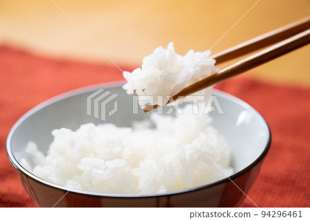 White rice, pinch with chopsticks 94296461