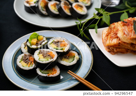 韓國料理(紫菜包飯和泡菜) 韓國料理(紫菜包飯和泡菜) 94296547