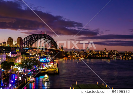 The night view around the Harbor Bridge and the sky that changes from sunset to night in Sydney, Australia The night view around the Harbor Bridge and the sky that changes from sunset to night in Sydney, Australia 94296583