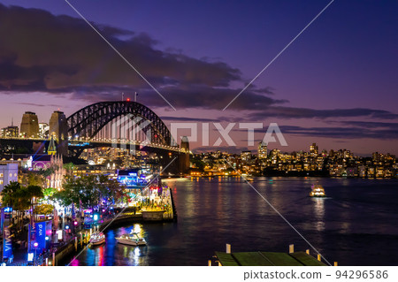 澳大利亞悉尼海港大橋周圍的夜景和從日落到夜晚的天空 94296586