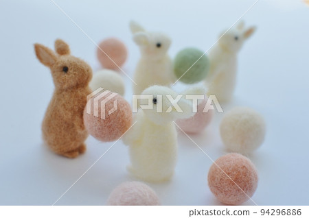 羊毛氈白兔和粉彩球 羊毛氈白兔和粉彩球 94296886