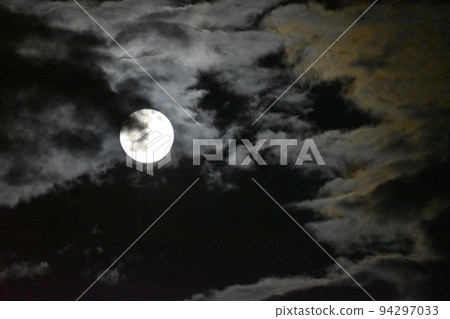 中秋月從雲中探出③ 中秋月從雲中探出③ 94297033