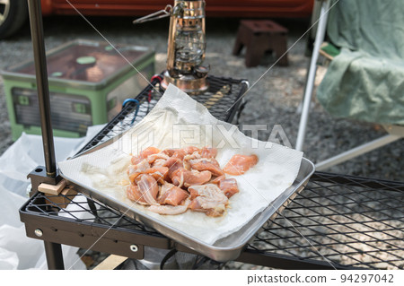 [Minimum solo camp at the auto campsite, preparation for fried chicken thighs with seasoning] 94297042