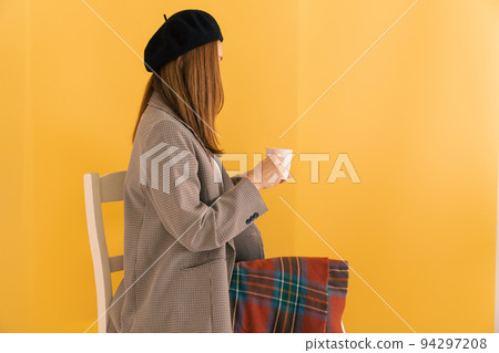 A woman reading a book 94297208