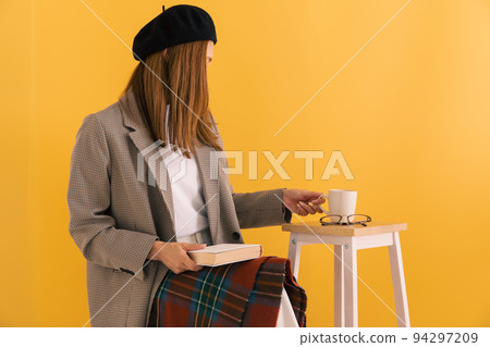 A woman reading a book 94297209
