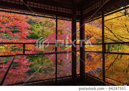 從八瀨琉璃光院松陰看到的紅葉 94297301