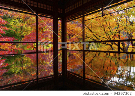 從八瀨琉璃光院松陰看到的紅葉 從八瀨琉璃光院松陰看到的紅葉 94297302