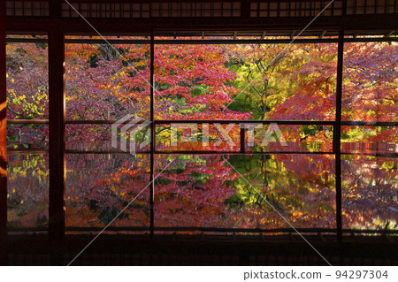 從八瀨琉璃光院松陰看到的紅葉 94297304