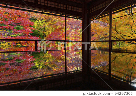 Autumn leaves seen from Yase Rurikoin Shoin 94297305