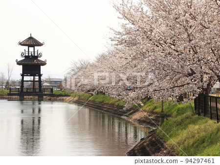 彌生時代有護城河的定居點唐子卡吉遺址的修復亭 94297461