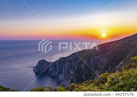 從大崎燈塔展望台看到的大瀨崎燈塔的夜景 94297576