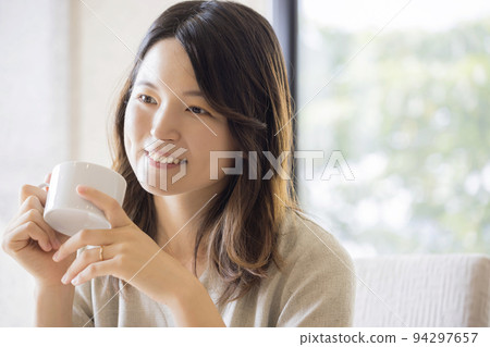 一個女人用一杯咖啡 一個女人用一杯咖啡 94297657