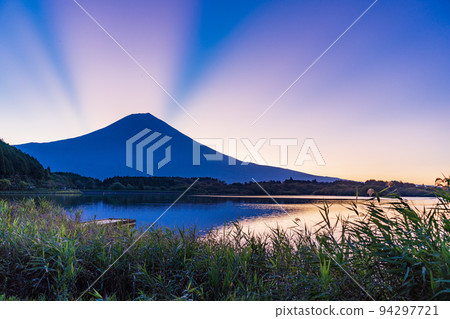 (Shizuoka Prefecture) Lake Tanuki and Mt. Fuji in the halo 94297721