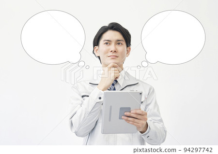 一名工人在白色背景上用平板電腦思考 94297742