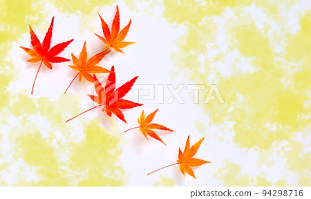 金色圖案背景上的彩色楓葉 94298716